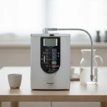 Phối cảnh máy lọc nước ion kiềm Panasonic TK AS66 tại bàn ăn