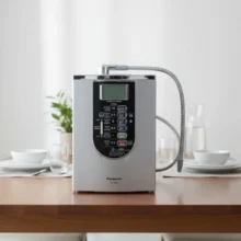 Phối cảnh máy lọc nước ion kiềm Panasonic TK AS66 tại bàn ăn sang trọng
