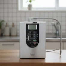 Phối cảnh máy lọc nước ion kiềm Panasonic TK AS66 tại bàn ăn với thiết kế nhỏ gọn