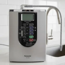 Phối cảnh máy lọc nước ion kiềm Panasonic TK AS66 tại bếp ăn