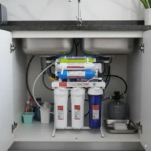 Phối cảnh máy Karofi Livotec 212 lắp đặt thực tế tại gầm bếp ăn