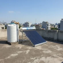 Phối cảnh máy nước nóng năng lượng mặt trời 160l tại sân thượng rộng rải