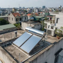 Phối cảnh máy nước nóng năng lượng mặt trời tấm phẳng chịu áp 300l tại sân thượng cho khách