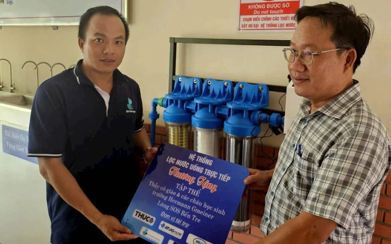 Thương tặng máy lọc nước đến làng SOS Bến Tre