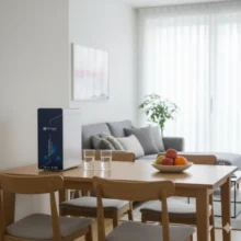 Phối cảnh máy lọc nước Titako A8 lắp đặt tại bàn ăn với kiểu dáng sang trọng
