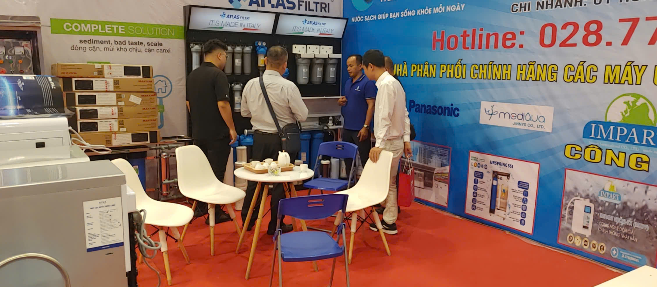 Giám đốc công ty Tiến Thành Water tư vấn cho khách hàng về sản phẩm của thương hiệu Atlas Filtri