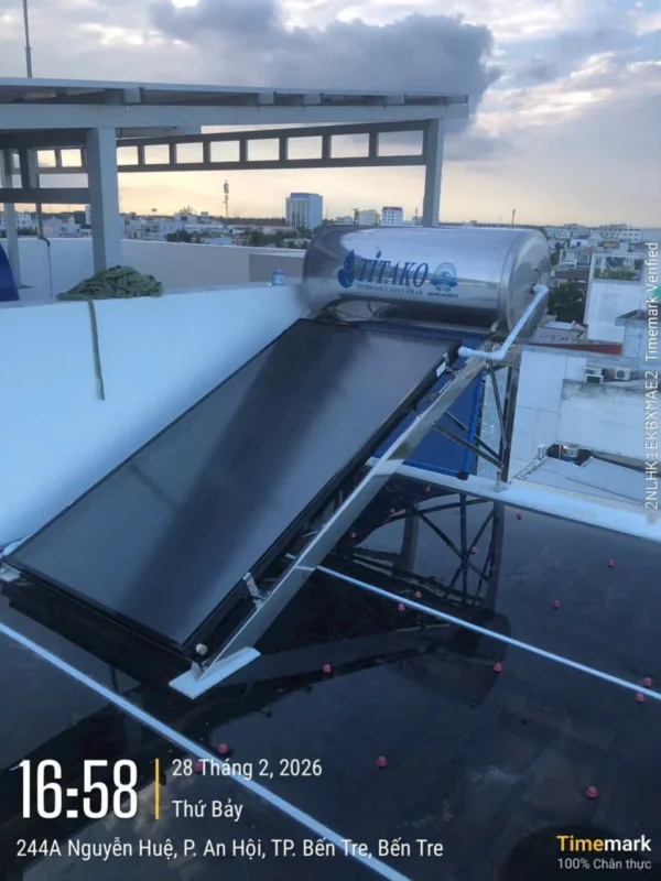 Lắp đặt máy nước nóng năng lượng mặt trời tấm phẳng 200L chịu áp tại nhà anh Nhân Bến Tre