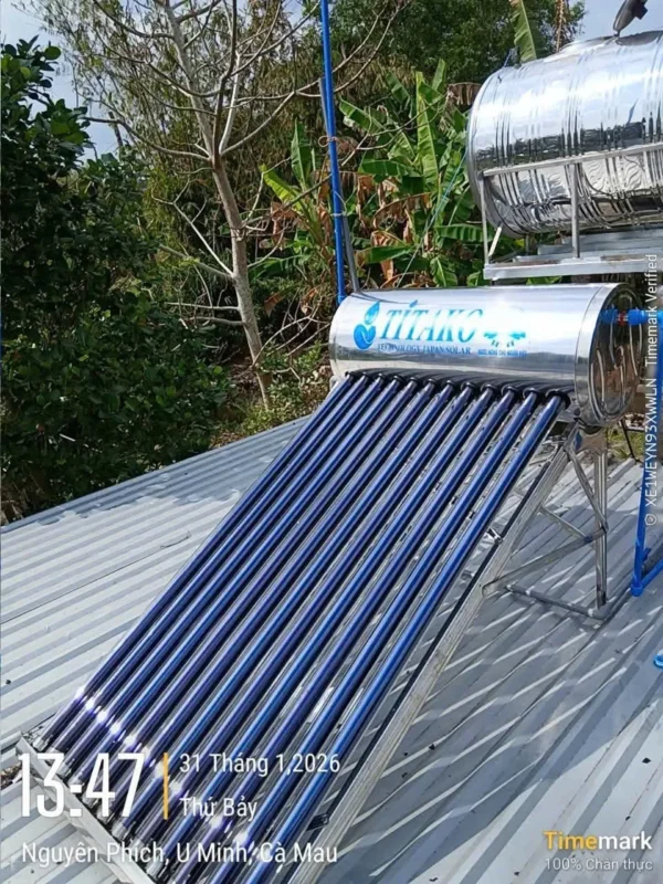 Lắp đặt máy nước nóng năng lượng mặt trời 120L ống chân không tại nhà cô Liên