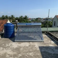 Phối cảnh lắp đặt máy nước nóng năng lượng mặt trời 300l tại nhà dân giúp tiết kiệm chi phí
