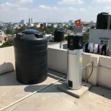Phối cảnh máy bơm nhiệt Solahart 180L lắp đặt tại sân thượng nhà dân
