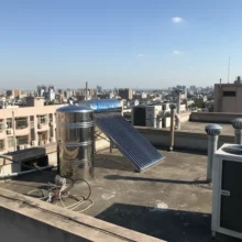 Phối cảnh máy nước nóng năng lượng mặt trời PPR 120L tại sân thượng giúp tiết kiệm điện