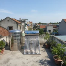 Phối cảnh máy nước nóng năng lượng mặt trời PPR 120L tại sân thượng tiện nghi