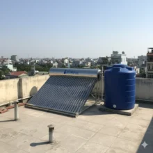 Phối cảnh máy nước nóng năng lượng mặt trời PPR 300l lắp đặt tại sân thượng nhà dân