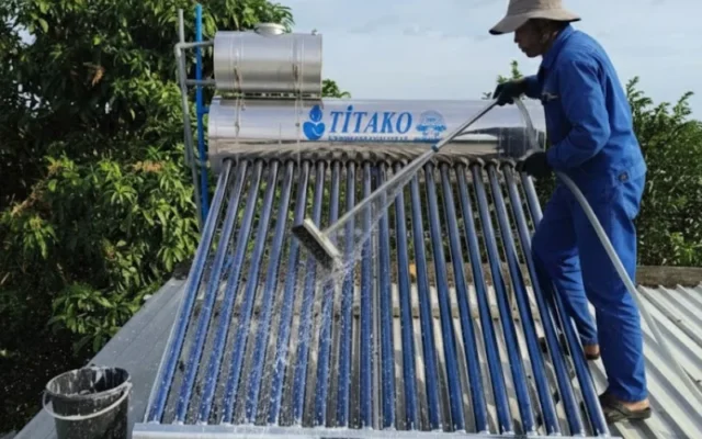 Báo giá vệ sinh máy nước nóng năng lượng mặt trời